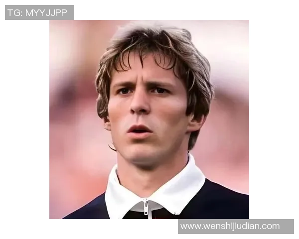 揭秘足球明星便衣身份背后的故事与传奇人生