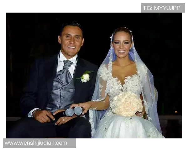 美女与足球明星亲密拥抱瞬间展现甜蜜爱情与运动激情的完美结合 美女与足球明星亲密拥抱瞬间展现甜蜜爱情与运动激情的完美结合